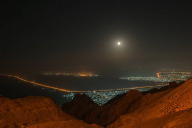 Jabal Jais Dağı 'ndan geceleyin şehir manzarası, BAE