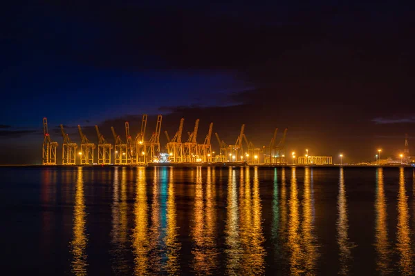 BAE 'de geceleyin khorfakkan limanının görüntüsü