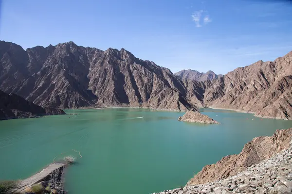 Dağlardaki gölün güzel manzarası