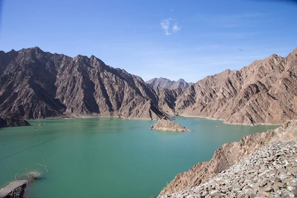 Dağlardaki gölün güzel manzarası