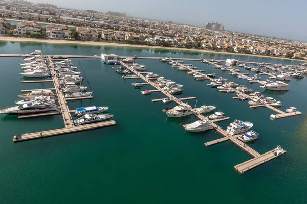 阿拉伯联合酋长国 2020年 从Palm Jumeirah Dubai海滨住宅停放游艇和船只的景观 图库图片