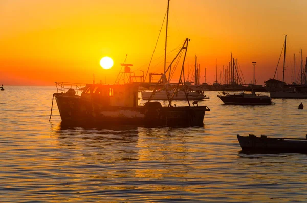 Bu fotoğraf Hırvatistan 'ın Umag limanında gün batımında çekildi. Limanda balık tutmak için bir sürü gemi var..