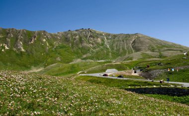 Fotoğraf Avusturya 'daki Hohe Tauern Ulusal Parkı' ndaki Yüksek Alpne Yolu 'nu gösteriyor..