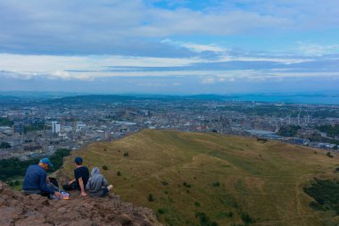 İskoçya 'nın Edinburgh kentindeki Arthurs' un manzarasının tadını çıkaran turistler