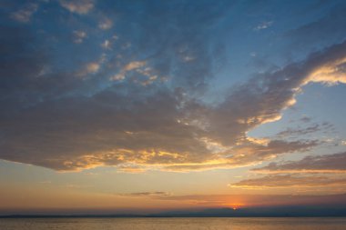 Garda Gölü İtalya günbatımı güzel yaz akşamları.