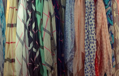 Askıda asılı renkli eşarplar.