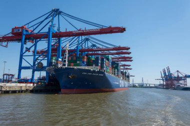 Konteynır gemisi CMA CGM Jules Verne Hamburg Burchardkai terminalinde.