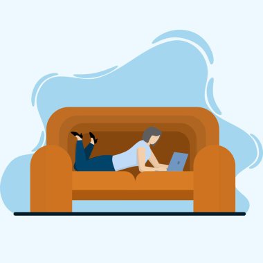 Evdeki kanepede dizüstü bilgisayarlı bir kadın yatıyor. Bilgisayarda çalış. Serbest meslek, çevrimiçi eğitim veya sosyal medya kavramı. Vektör illüstrasyonu.