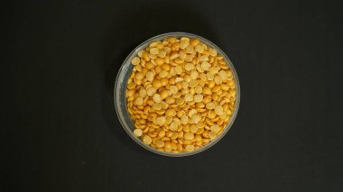 Dal tadka yapmak için sarı toor dal, Hint darbeleri izole edilmiş siyah arkaplan