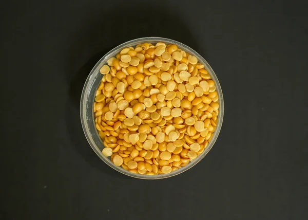 Żółty Toor Dal Produkcji Dal Tadka Indyjskie Impulsy Izolowane Czarne — Zdjęcie stockowe