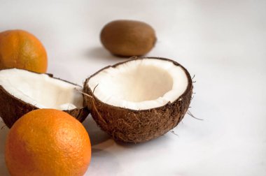 Hindistan cevizinden yaz arkaplanı, pembe arka planda turuncu