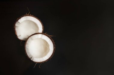 Taze ham hindistan cevizi beyaz arka plan izole. Yüksek çözünürlüklü görüntü