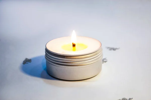 Close Uma Vela Acesa Espalhando Fragrância Uma Mesa Bela Composição — Fotografia de Stock