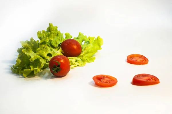 Tomat Merah Dan Hijau Selada Pada Latar Belakang Putih — Stok Foto