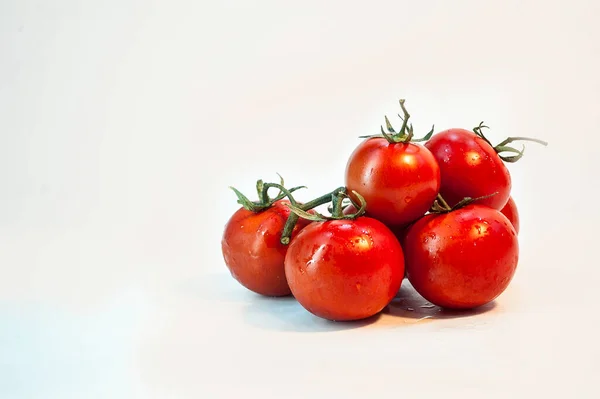 Tomat Merah Dan Hijau Selada Pada Latar Belakang Putih — Stok Foto