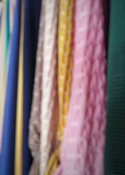 Renkli gömleklerin odağını kaybettirmiş. 