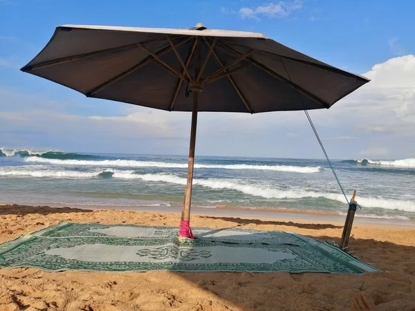 Sahildeki gölgeli şemsiye