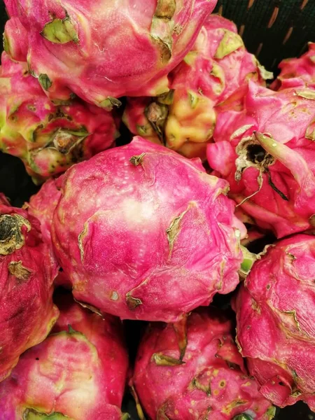 Pazarda büyük bir grup ejderha meyvesi.