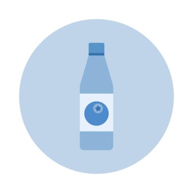 Mavi plastik bir şişede yabanmersini suyu.