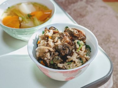 Ev yapımı Kaki no Takikomi Gohan (İstiridye Karışık Pirinç)