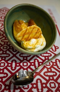 İspanya 'nın Santiago de Compostela şehrinden Tipik bir restoranda yapılan İspanyol Lezzetli Tatlısı..