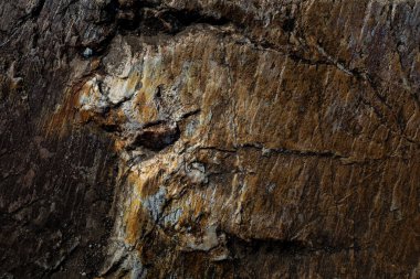 Yaşlı paslı granit kaya, bir sürü çatlak, pis bir arka plan.