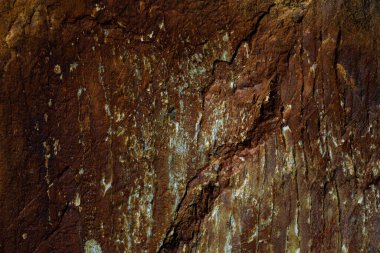 Yaşlı paslı granit kaya, bir sürü çatlak, pis bir arka plan.