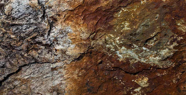 Yaşlı paslı granit kaya, bir sürü çatlak, pis bir arka plan.