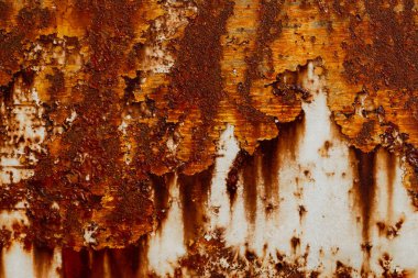 Çatlaklar ve çizikler olan yıpranmış benzin depolama deposunun desenli kirli arka planı, Braga, Portekiz.