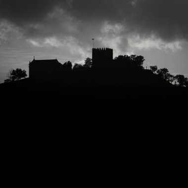 Sunset 'teki Lanhoso Kalesi Silueti Güzel Bulutlu Gökyüzü, Povoa de Lanhoso, Braga, Portekiz.