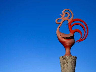 Barcelos Rooster 'ın simgesel heykeli canlı mavi gökyüzüne karşı, Barcelos, Portekiz.