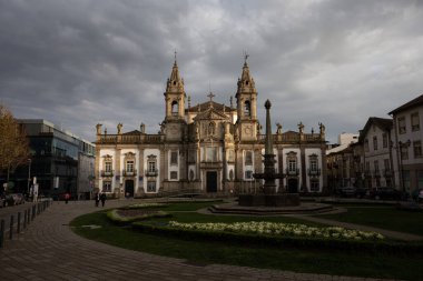 19 Mart 2022, Sao Marcos Kilisesi yağmurlu bir günde gün batımında, Braga, Portekiz.