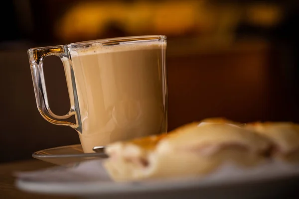 Portugisisk Frukost Ett Glas Mjölk Med Kaffe Och Ett Bröd — Stockfoto