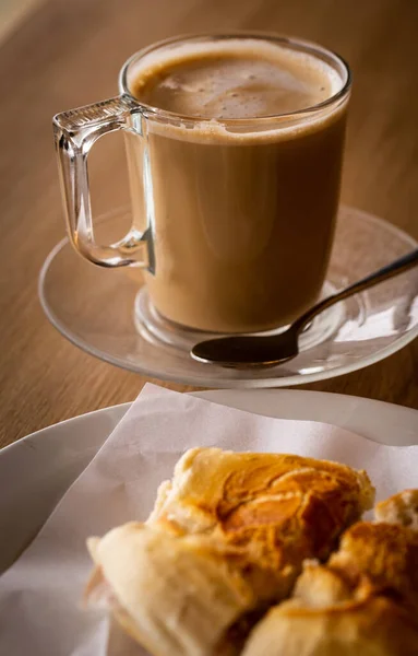 Portugisisk Frukost Ett Glas Mjölk Med Kaffe Och Ett Bröd — Stockfoto