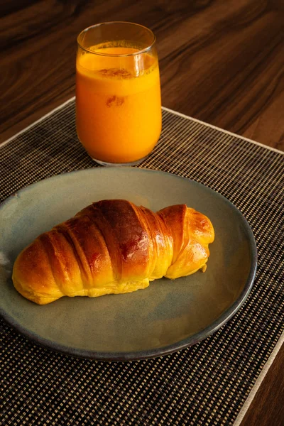 Croissant Med Ett Glas Naturlig Apelsinjuice Braga Portugal — Stockfoto