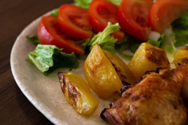 Жареный Цыпленок Картошкой Салат Помидоров Брага Португалия — стоковое фото