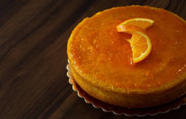 Tahta Masadaki Güzel Portakallı Kek, Braga, Portekiz.