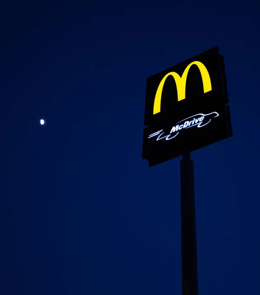 Junho 2022 Donalds Logo Durante Noite Com Céu Azul Escuro — Fotografia de Stock