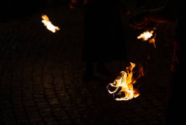 Bir ateş gösterisinden ayrıntılar, bir ortaçağ etkinliği sırasında 