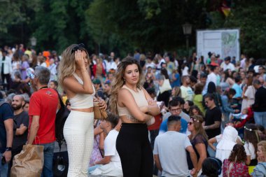 14 Ağustos 2022, Orta Çağ Olayında İki Portekizli Güzel Genç Bayan 