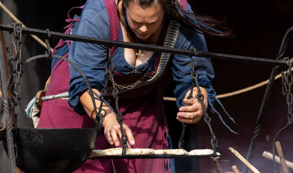 Agosto 2022 Big Baker Woman Making Bread Medieval Event Viagem — Foto Stock