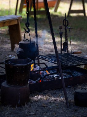 Ortaçağ Mutfağıyla Şenlik Ateşi Kampında Öğle Yemeği Hazırlama, Santa Maria da Feira, Portekiz.