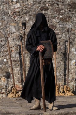 Paslı demir baltası olan Orta Çağ Celladı, Santa Maria da Feira, Portekiz.