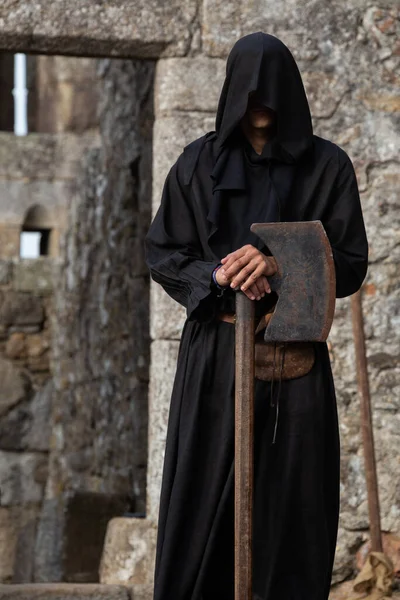 Paslı demir baltası olan Orta Çağ Celladı, Santa Maria da Feira, Portekiz.