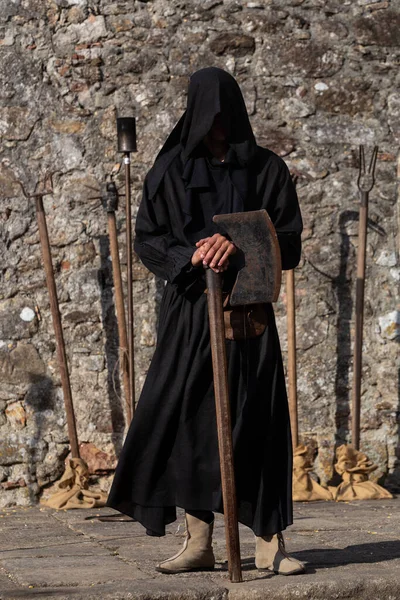 錆びた鉄斧を持つ中世の執行者 サンタマリア フェイラ ポルトガル — ストック写真