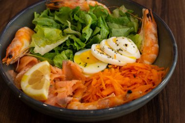 Yumurta ve karidesli füme somon salatası, Braga, Portekiz.