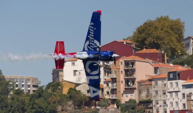 Porto ve Gaia, Portekiz - 3 Eylül 2017: Red Bull Hava Yarışı, Yarış Günü, Avustralya 'dan Matt Hall, Simply Cola ile ortaklık.
