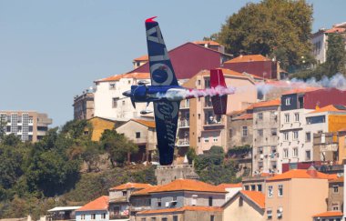 Porto ve Gaia, Portekiz - 3 Eylül 2017: Red Bull Hava Yarışı, Yarış Günü, Avustralya 'dan Matt Hall, Simply Cola ile ortaklık.
