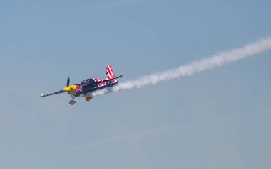 Porto ve Gaia, Portekiz - 3 Eylül 2017: Kızıl Boğa Hava Yarışı, Raicing Günü, Pilot: Martin Sonka Çek Cumhuriyeti Kızıl Boğa Takımı Sonka.