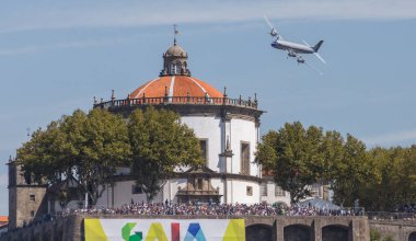 Porto ve Gaia, Portekiz - 3 Eylül 2017: Red Bull Hava Yarışı, Raicing Day, Douglas DC-6B, The Flying Bulls Airplane Show.